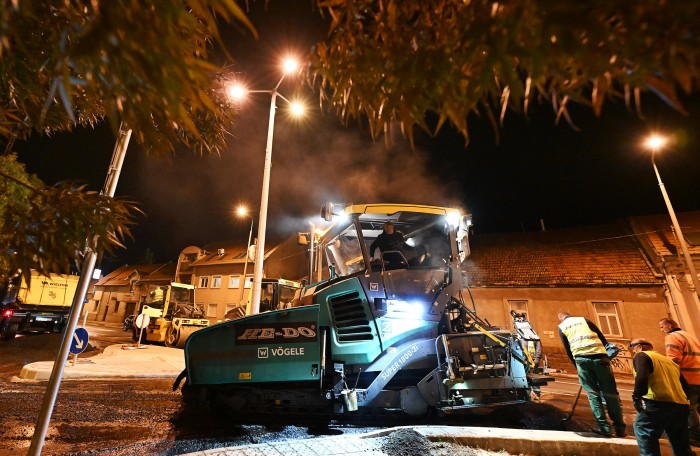 25-ös főút felújítása belvárosi szakasz éjszakai aszfaltozás