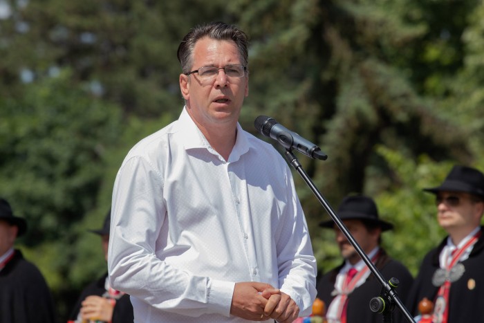 Mirkóczki Ádám polgármester beszédet mond