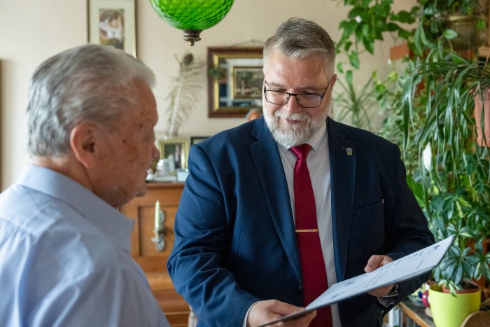gömöri lászló alpolgármester köszönti dr. vas miklóst születésnapján