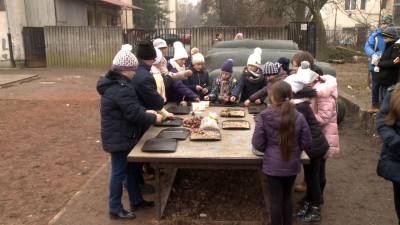 A madaraknak készítettek eledelt a tinódisok