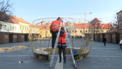 Megérkezett a fénygömb a Dobó térre