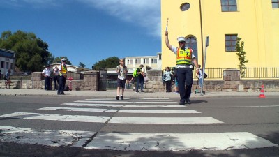 Rendőrök segítik a közlekedést