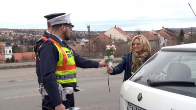 Közúti ellenőrzés virággal