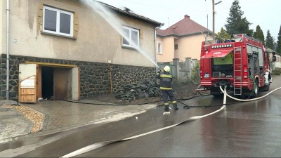 Kigyulladt egy ház tetőszerkezete