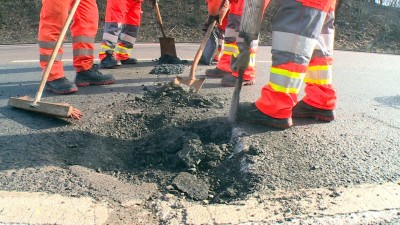 Elkezdődtek a kátyúzási munkák