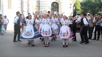 Táncos - zenés kavalkád a Dobó téren