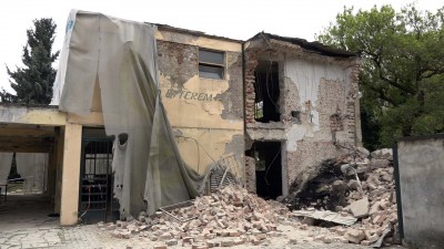 Bontás – Eltűnhet az egri strandon lévő étterem