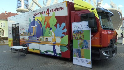 A könyvtárbusz is színesíti az adventi forgatagot
