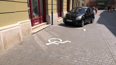 Parkolási lehetőség a mozgáskorlátozottaknak