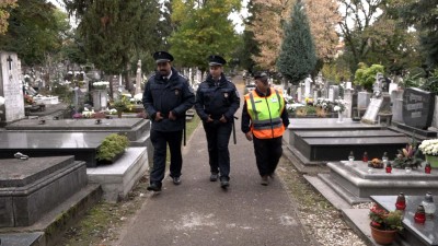 Fokozott rendőri jelenlét a temetőkben