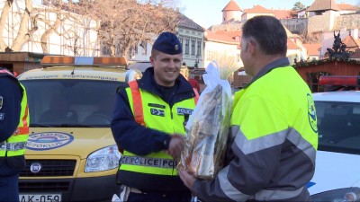 Ajándékot kaptak a rendőrök a Magyar Autóklubtól