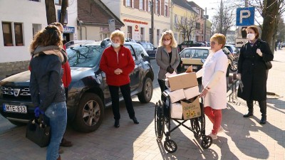 Adomány a kórházi dolgozóknak