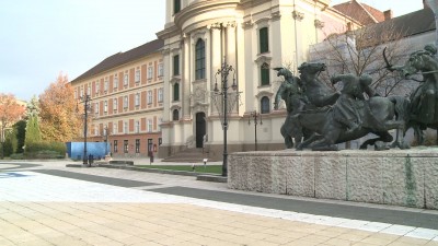 Felbontják a Dobó teret