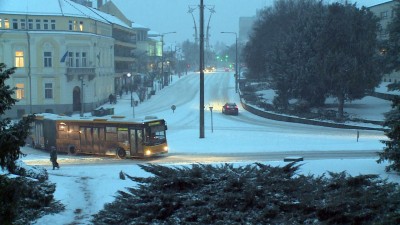 Nagy mennyiségű hó bénította a közlekedést