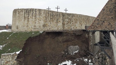 Leomlott az egri vár egyik támfala