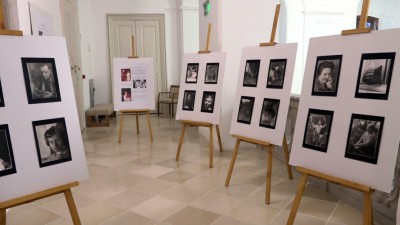 Kádár László érsek fotóiból nyílt kiállítás