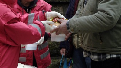 Ételosztás a hideg napokban