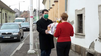 Ajándékcsomagokat kaptak a szociális dolgozók