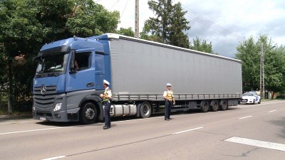 Tehergépkocsikat és a buszokat ellenőriznek