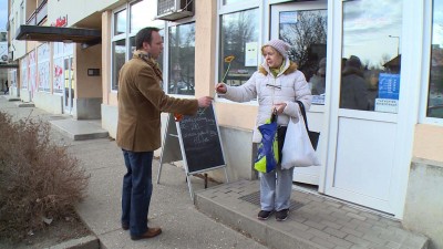 Nyitrai Zsolt virággal köszöntötte a hölgyeket