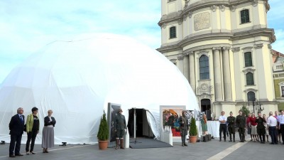 Világháborús kiállítás nyílt a Dobó téren