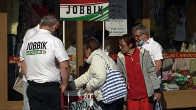 Maszkokat osztott a Jobbik Egri Alapszervezete