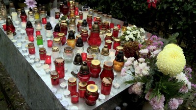 Az emlékezés gyertyái világítottak a temetőkben