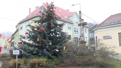 Karácsonyfa és kereszt a Szarvas téren