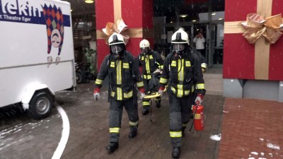 Tűzoltók mentették a gyerekeket a bábszínházból