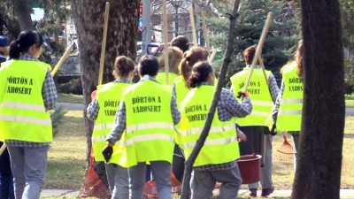 Fogvatartottak takarították a Petőfi teret