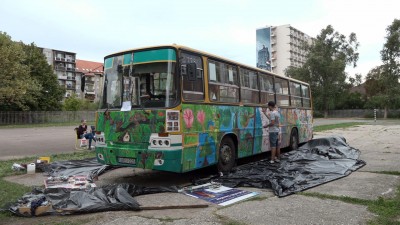 Buszt festettek a diákok