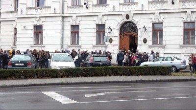 Bombariadó volt a törvényszéken